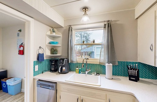 Eugene House | Charming 1950s remodeled home close to park, with WiFi, piano, deck