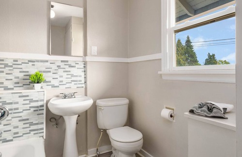 Everett Apartment | Charming 1b apartment. Minutes walk to Everett Center. Pet friendly!