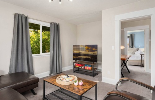 Everett Apartment | Charming 1b apartment. Minutes walk to Everett Center. Pet friendly!