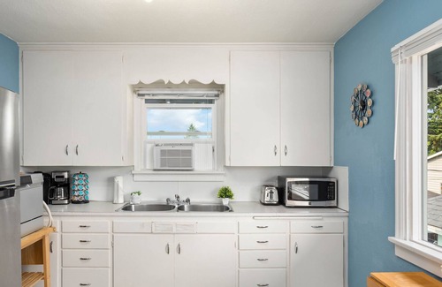 Everett Apartment | Charming 1b apartment. Minutes walk to Everett Center. Pet friendly!