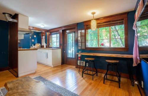 Broadway Bed & Breakfast | Charming 1bd Suite in Capitol Hill - Foxglove Inn