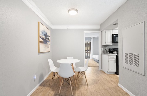 Brentwood Apartment | Charming 1bed 1bath 10 mins away DT