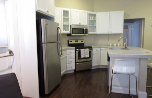 Albany Apartment | Charming 1BR Albany retreat w/parking & full kitchen, near MVP Arena, Washington Park & dining