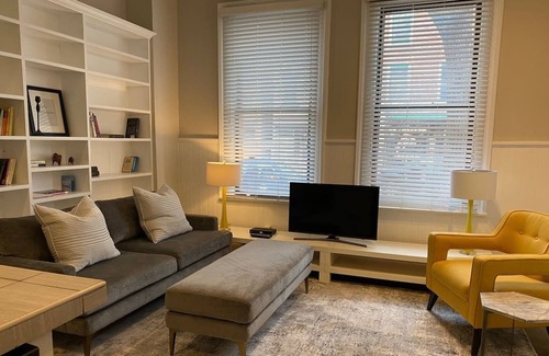 Albany Apartment | Charming 1BR Albany retreat w/parking & full kitchen, near MVP Arena, Washington Park & dining
