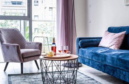 Tel Aviv City Center Apartment | Charming 1BR Apt w Balcony In the Heart of TLV with Mamad by Sea N' Rent
