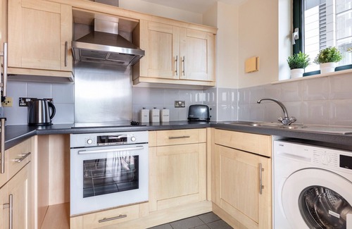 Tower Hill Apartment | Charming 1BR Near Tower Bridge Walks
