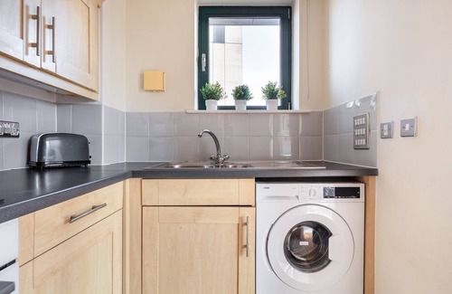 Tower Hill Apartment | Charming 1BR Near Tower Bridge Walks