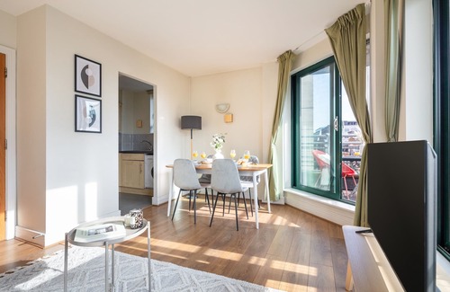 Tower Hill Apartment | Charming 1BR Near Tower Bridge Walks