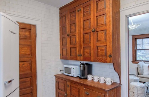 Cleveland House | Charming 1BR Carriage House in Cleveland Heights