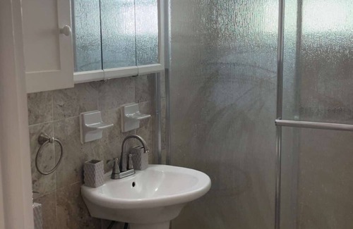 North Miami House | Charming 2/1 house located in NMB, with air conditioning and free Wi-Fi.