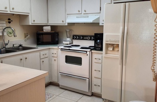 Royal Harbor Condo | Charming 2/2 condo/dock on canal to bay/gulf located near theHeart of Naples
