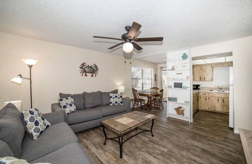 Indian Rocks Beach Apartment | Charming 2 bedroom beach Apt walk to the beach