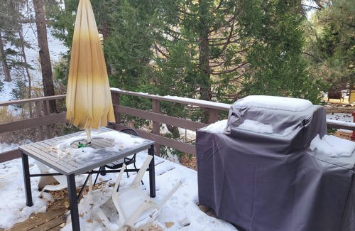 Fawnskin Cabin | Charming 2-bdrm cabin in Fawnskin, with Wifi & just a 5 minute walk to the lake
