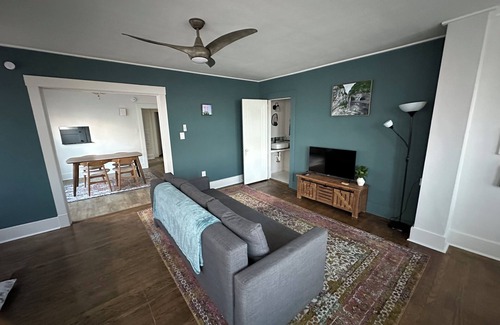 Crafton Apartment | Charming 2 bed, 1.5 bath apartment in Crafton, Pittsburgh - Quiety, Relaxing