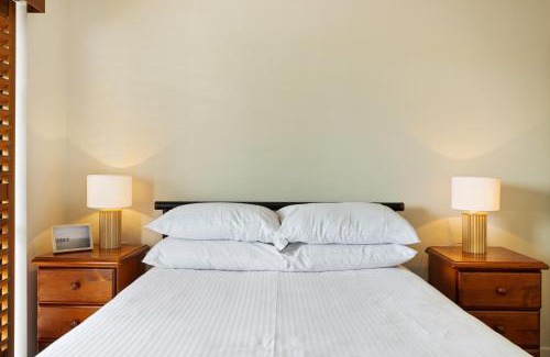 New Farm Apartment | Charming 2-Bed Apartment with City Views