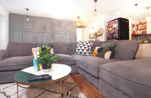 Brockley Apartment | Charming 2 bed Flat with Private garden area