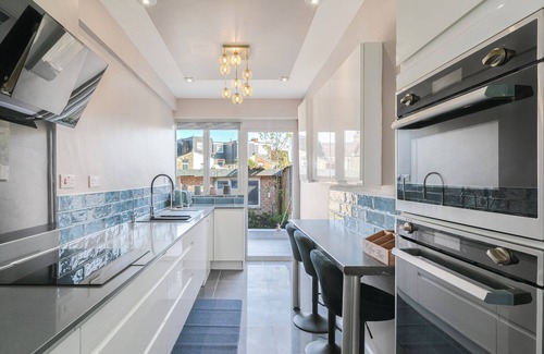 Haringey Apartment | Charming 2-Bed Flat with Private Garden