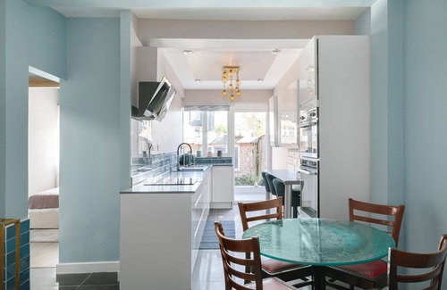 Haringey Apartment | Charming 2-Bed Flat with Private Garden
