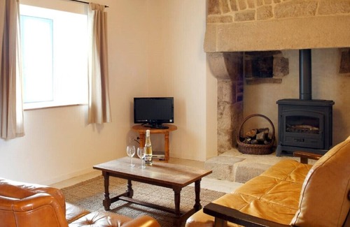 Ploerdut Cottage | Charming 2-bed gite on beautiful 2-acre site, sleeps 5, plus cots.
