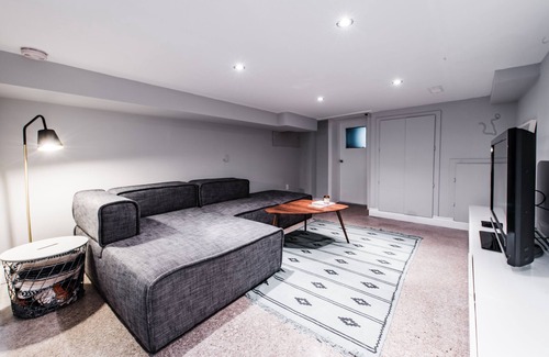Little Italy House | Charming 2-Bed Semi-Detached House with Open Concept Living in Grapevine Garden