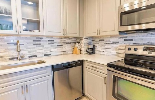 Hallandale Beach Condo | Charming 2-bedroom condo with WiFi, fitness room in Hallandale Beach