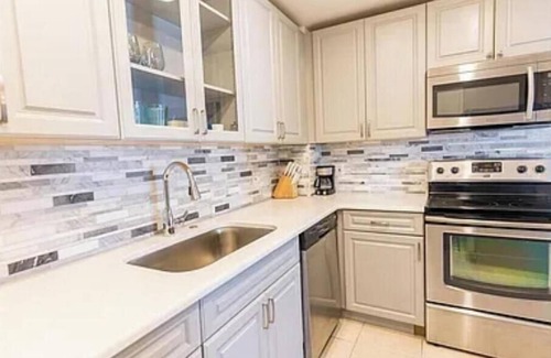 Hallandale Beach Condo | Charming 2-bedroom condo with WiFi, fitness room in Hallandale Beach