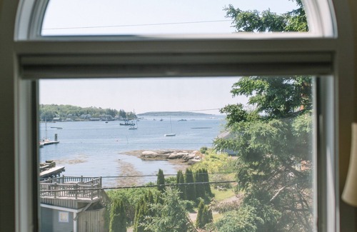 Boothbay Harbor House | Charming 2 bedroom rental in Boothbay Harbor, in-town with fast wifi