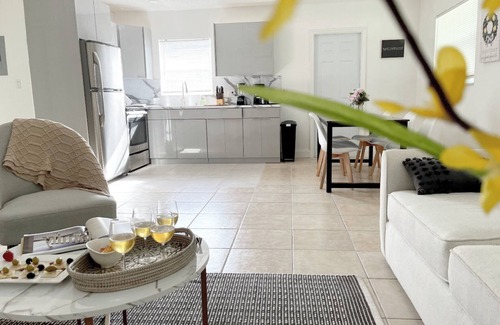 Oakland Park House | Charming 2-bedroom house with WiFi, AC in sunny Fort Lauderdale #2