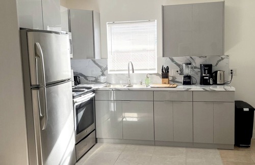 Oakland Park House | Charming 2-bedroom house with WiFi, AC in sunny Fort Lauderdale #2