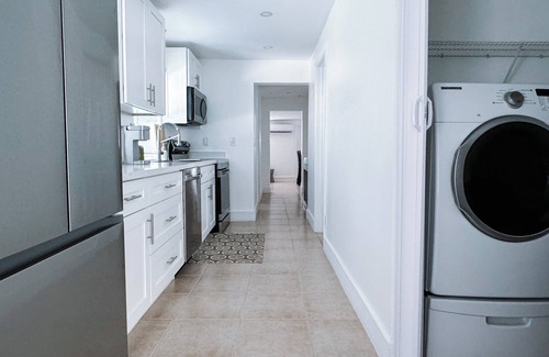 Edgewood House | Charming 2 Bedroom House in Superb Fort Lauderdale with Private Backyard
