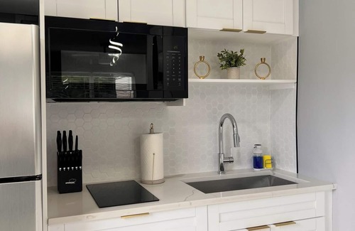 Edgewood House | Charming 2-bedroom house with Wi-Fi, AC in fabulous Fort Lauderdale