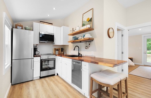 Kenyon House | Charming 2-bedroom house in South Kingstown with pass to beach