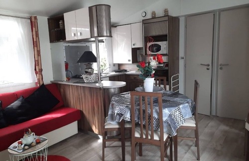 Dolus-d'Oleron Ski Chalet | Charming 2-Bedroom Mobile Home in Dolus-d'Oléron with Outdoor Kitchen, Terrace & Close to Beach