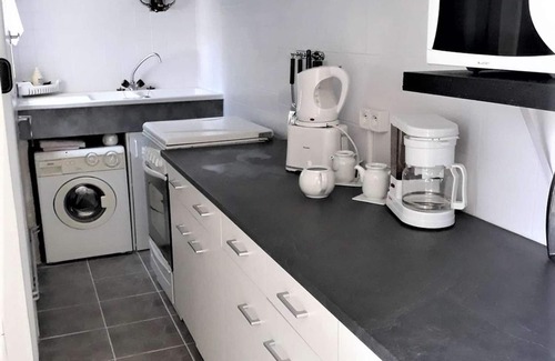 Dolus-d'Oleron Ski Chalet | Charming 2-Bedroom Mobile Home in Dolus-d'Oléron with Outdoor Kitchen, Terrace & Close to Beach