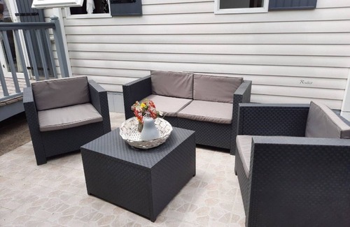 Dolus-d'Oleron Ski Chalet | Charming 2-Bedroom Mobile Home in Dolus-d'Oléron with Outdoor Kitchen, Terrace & Close to Beach