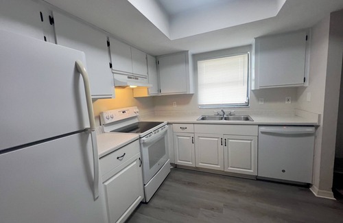 Bonita Springs Condo | Charming 2-bedroom condo in delightful Bonita Springs with AC, laundry, internet
