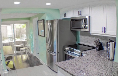 Northeast Virginia Beach House | Charming 2-bedroom house in brilliant Virginia Beach w/parking. Close to beach.