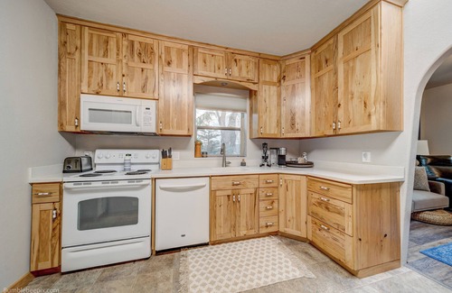 Coeur d'Alene House | Charming 2-bedroom bungalow in the heart of Coeur d'Alene with Hot Tub