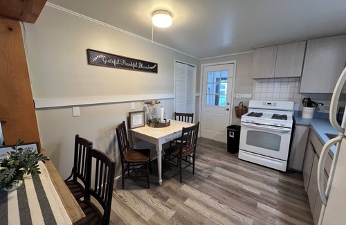 Crystal River Cottage | Charming 2-bedroom cottage with AC, WiFi in Crystal River