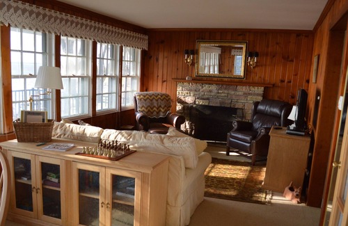 Lake Koshkonong Cottage | Charming 2-bedroom cottage on Lake Koshkonong in Fort Atkinson, Wi.