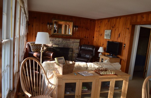 Lake Koshkonong Cottage | Charming 2-bedroom cottage on Lake Koshkonong in Fort Atkinson, Wi.