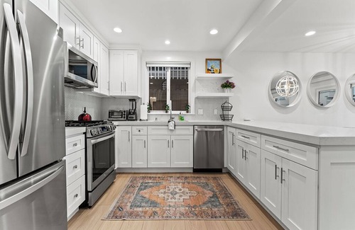 Santa Ana Heights House | Charming 2-bedroom house steps to the water in gorgeous Newport Beach