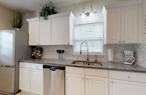 Miller House | Charming 2-bedroom bungalow in OKC by Fairgrounds! WiFi and King Bed!