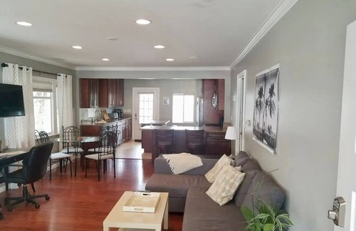 South Redondo House | Charming 2-bedroom house with WiFi in wonderful Redondo Beach.17 houses away 🏝️