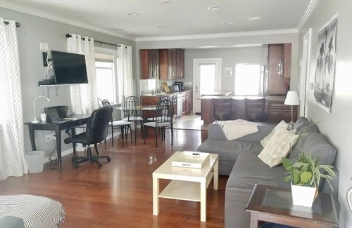 South Redondo House | Charming 2-bedroom house with WiFi in wonderful Redondo Beach.17 houses away 🏝️