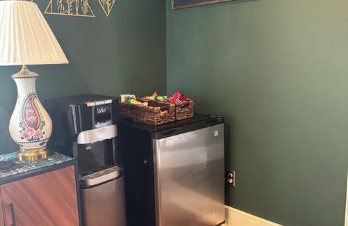 Abingdon House | Charming 2 bedroom 1 bathroom. Prime location in Abingdon's Historic District.