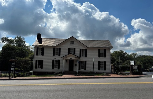 Abingdon House | Charming 2 bedroom 1 bathroom. Prime location in Abingdon's Historic District.