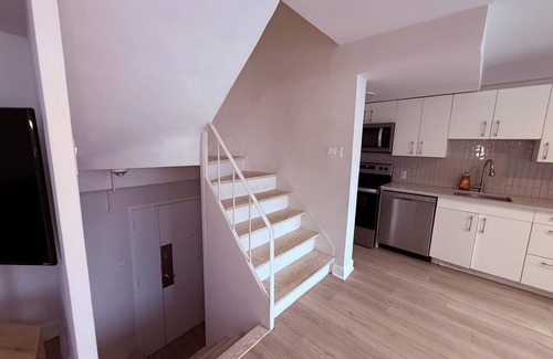 Shaughnessy Village Condo | Charming 2-bedroom 2 floor King Bed Condo in Downtown Montreal