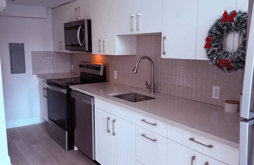 Shaughnessy Village Condo | Charming 2-bedroom 2 floor King Bed Condo in Downtown Montreal