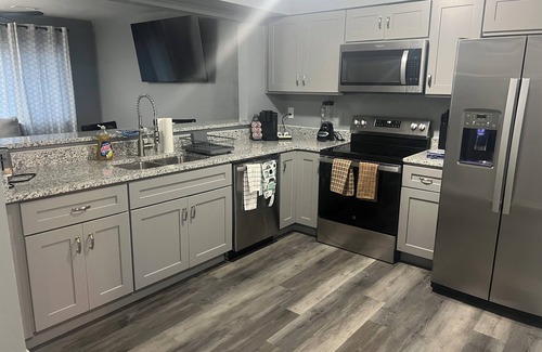 Portsmouth House | Charming 2 bedroom, 2 bath townhome located in Portsmouth, Simple and elegant!